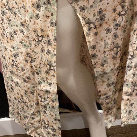 Beautiful Floral Skirt with Slit - Picture 2 of 5